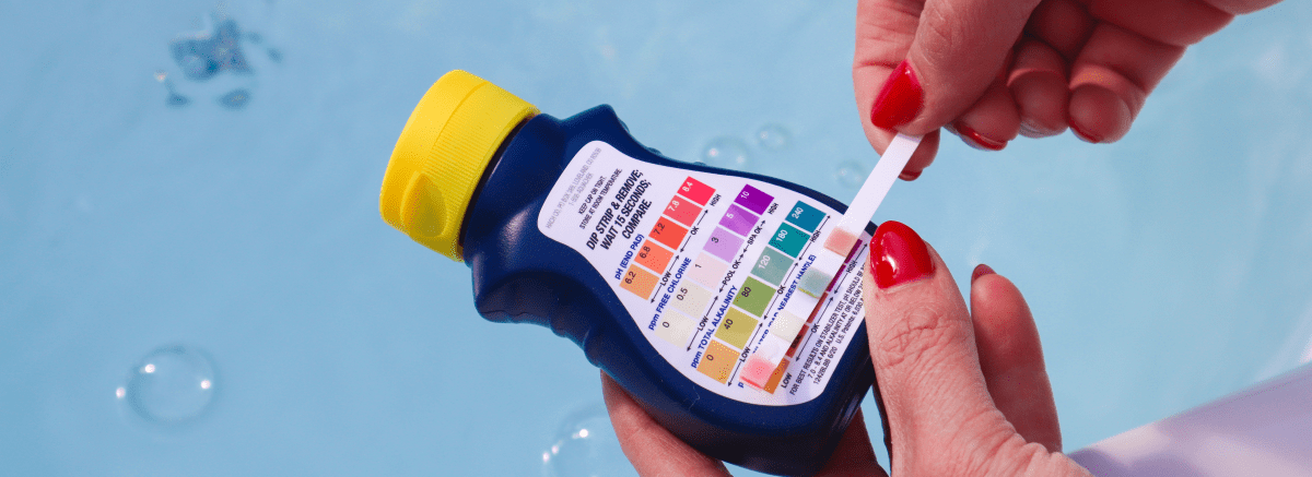 vrouw die belangrijke waardes afleest van een strip die ze in het water van haar bubbelbad heeft gehouden